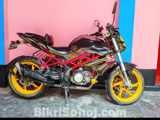 Benelli TNT 150. Double disk